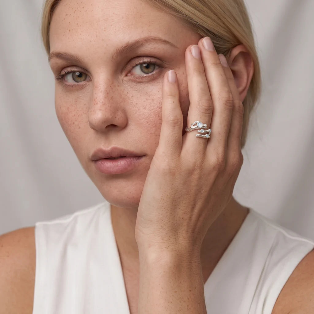 SUNNIVA ARKTIS – Opulenter silberner Ring im botanischen Ast Design mit echten Edelsteinen getragen an der Hand von René Rose Jewelry