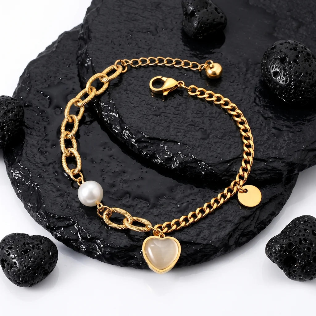 ANNIKA AMOUR – Asymmetrisches Mondstein Armband mit Perle aus wasserfestem 316L Edelstahl präsentiert auf dunkler Schieferplatte von René Rose Jewelry