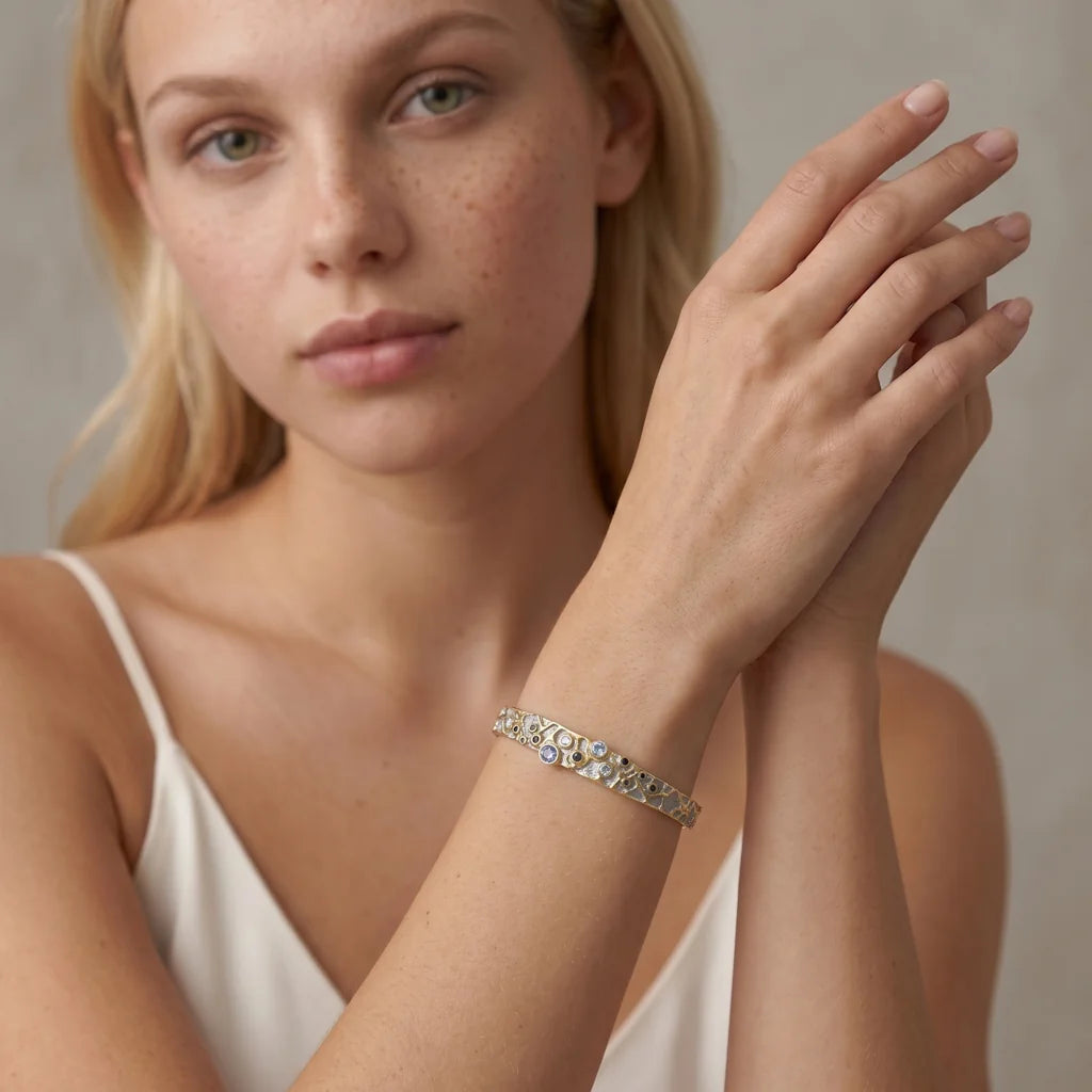 STELLA COSMICA – Opulentes silbernes Cuff Armband im kosmischen Design mit Vergoldung getragen am Handgelenk von René Rose Jewelry