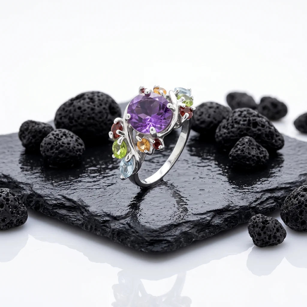 ANUK BOUQUET – Breiter Statement Ring mit lila Amethyst Edelstein aus 925 Sterling Silber präsentiert auf schwarzem Lavastein von René Rose Jewelry