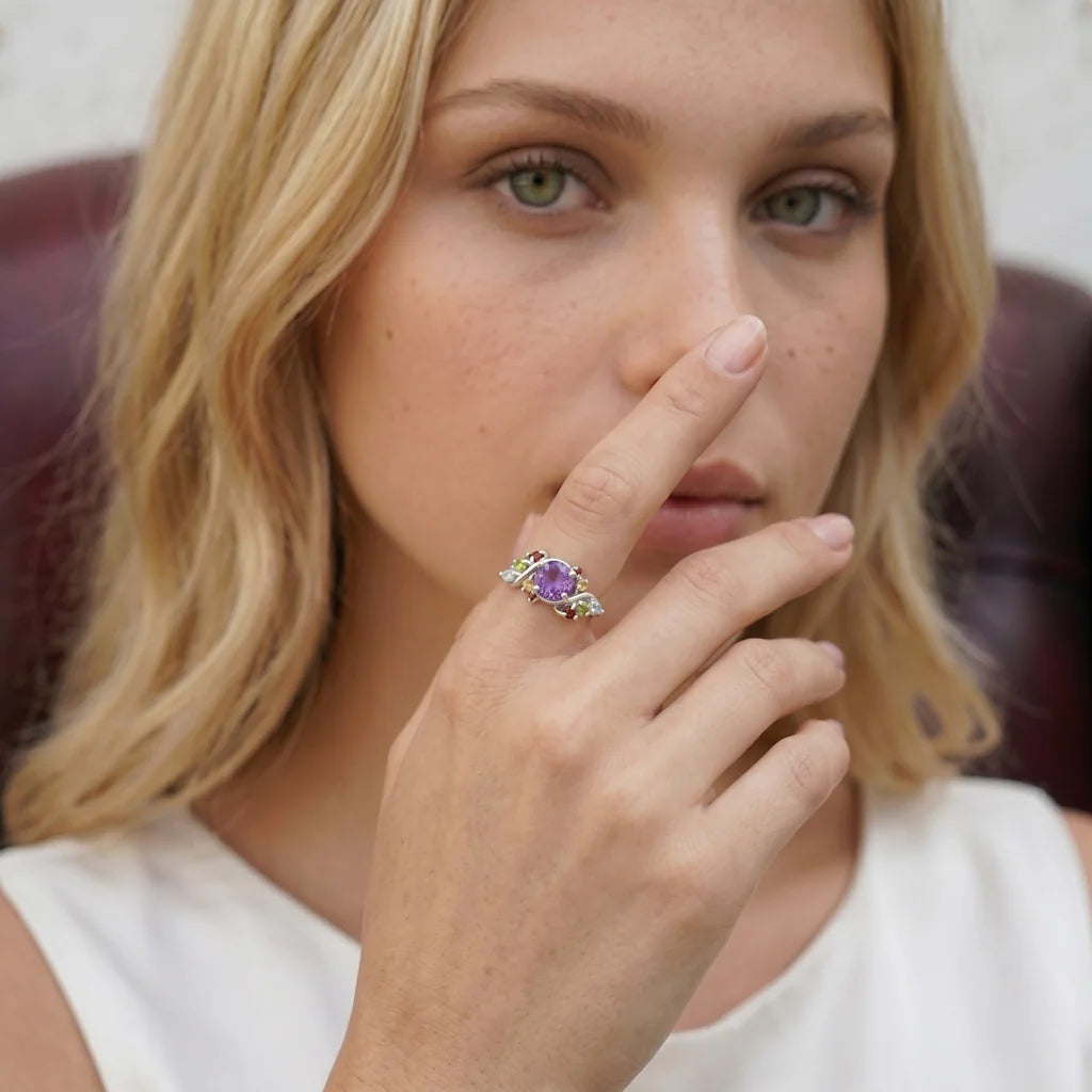 ANUK BOUQUET – Opulenter silberner Ring im floralen Zweig Design mit lila Stein getragen an der Hand von René Rose Jewelry
