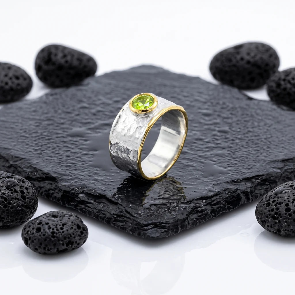 CATORI AMULET – Exklusive Amulett Kette mit grünem Peridot Edelstein aus 925 Sterling Silber präsentiert auf schwarzem Lavastein von René Rose Jewelry