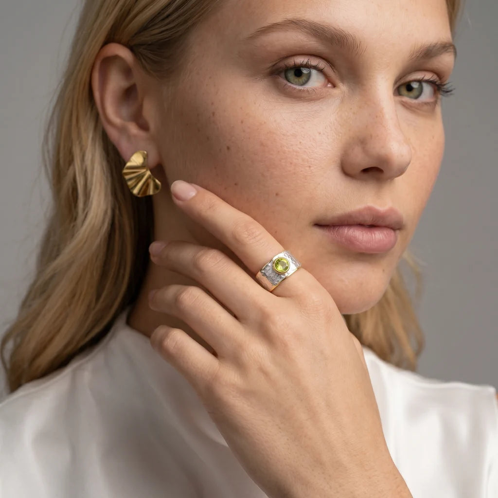 CATORI AMULET – Goldener Medaillon Anhänger im Hammerschlag Design getragen am Dekolleté von René Rose Jewelry