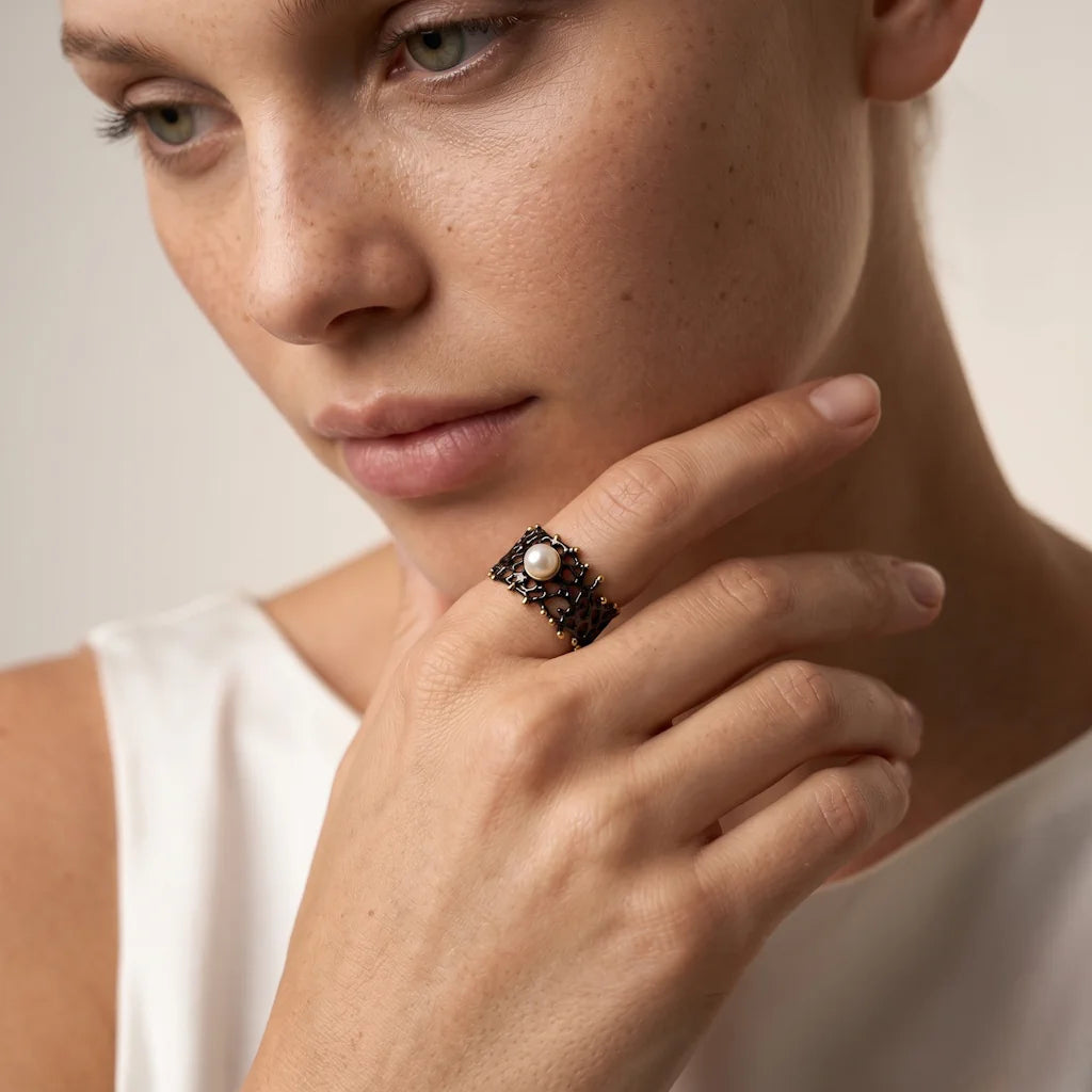 DENA CORALLO – Moderner goldener Ring mit echter Perle und 22k Vergoldung getragen an der Hand von René Rose Jewelry