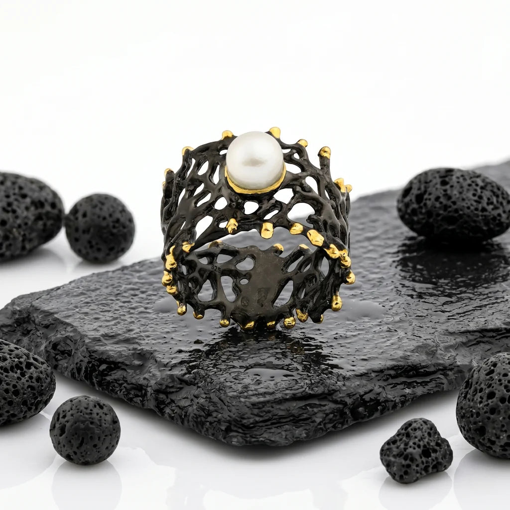 DENA CORALLO – Exklusiver Perlenring mit echter Süßwasserperle aus 925 Sterling Silber präsentiert auf schwarzem Lavastein von René Rose Jewelry