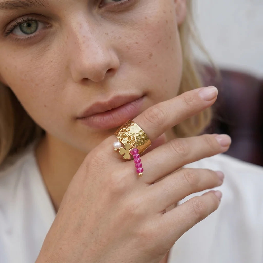 DORA CHARM – Goldene Kette im Hammerschlag Design mit 18k Vergoldung getragen am Dekolleté von René Rose Jewelry