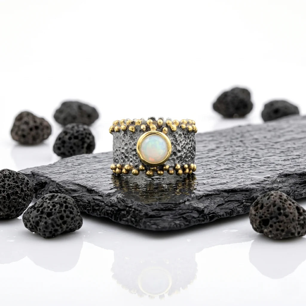 SHANI GALAXY – Exklusiver Opal Ring aus 925 Sterling Silber präsentiert auf schwarzem Lavastein von René Rose Jewelry