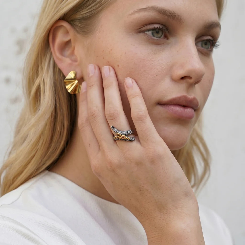 KIMAMA TENTACULO – Goldener Statement Ring mit 22k Vergoldung getragen an der Hand von René Rose Jewelry