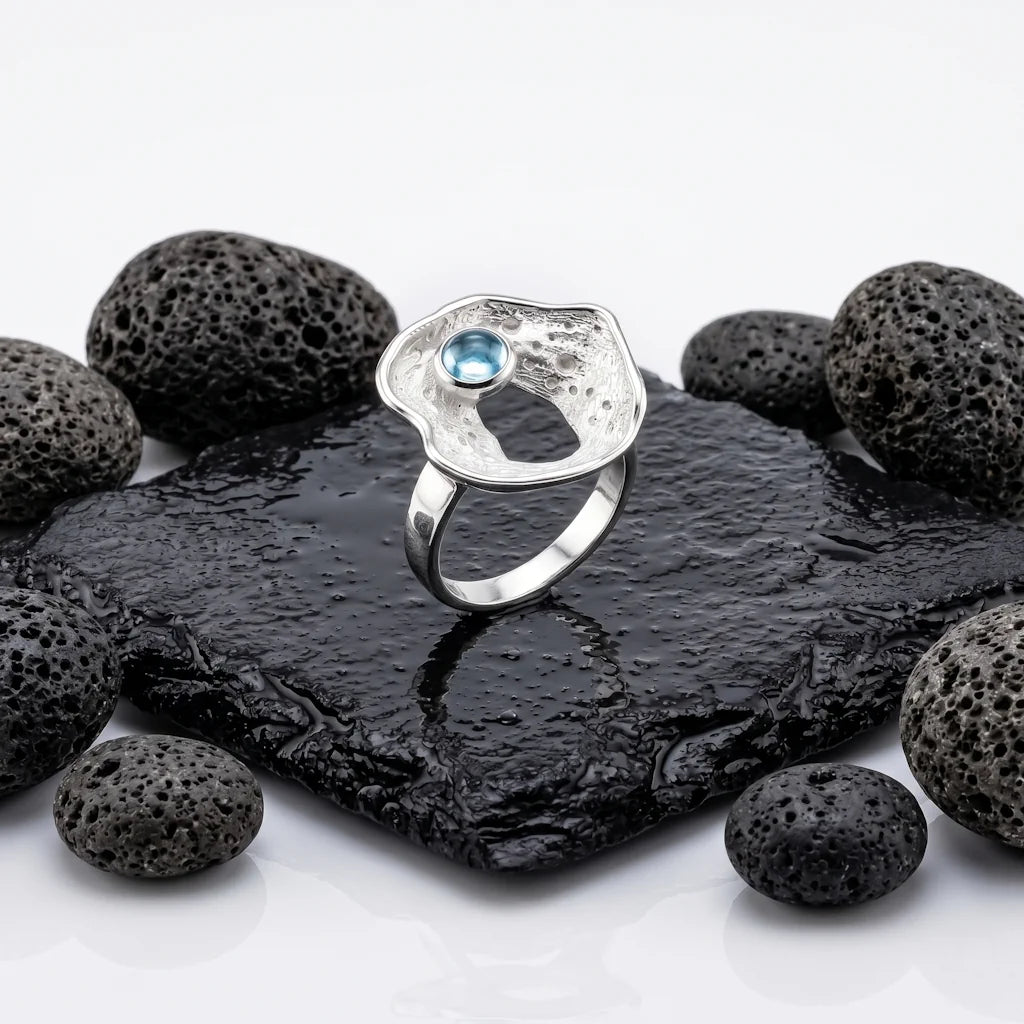 LYSINJA TOPAZ – Exklusiver Topas Ring aus 925 Sterling Silber präsentiert auf schwarzem Lavastein von René Rose Jewelry