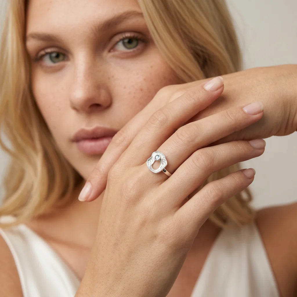 LYSINJA TOPAZ – Opulenter silberner Statement Ring mit hellem Edelstein getragen an der Hand von René Rose Jewelry