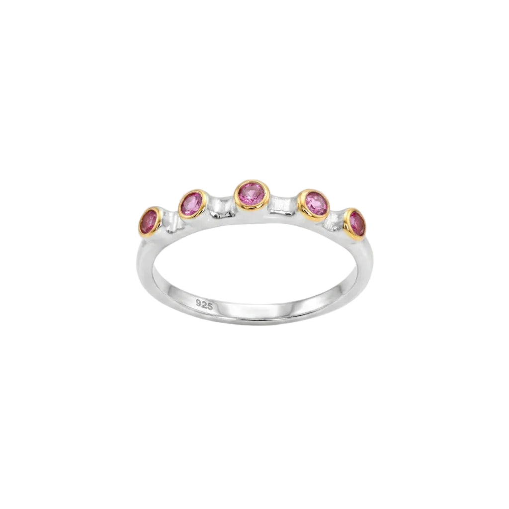 WINONA ROW – Filigraner Eternity Ring mit weinrotem Edelstein aus vergoldetem 925 Sterling Silber von René Rose Jewelry