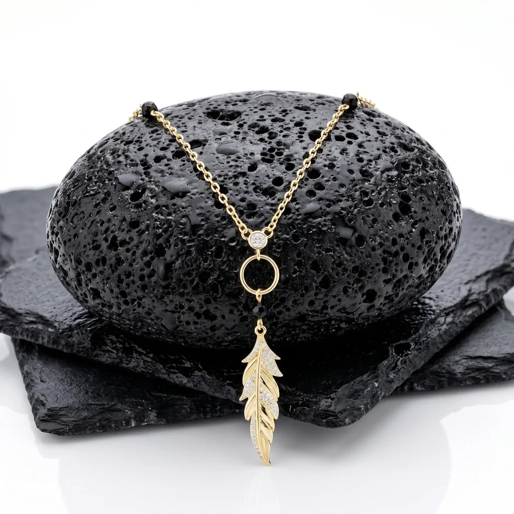 MARIA PIUMA – Filigrane Y Kette im Feder Design aus 925 Sterling Silber präsentiert auf schwarzem Lavastein von René Rose Jewelry