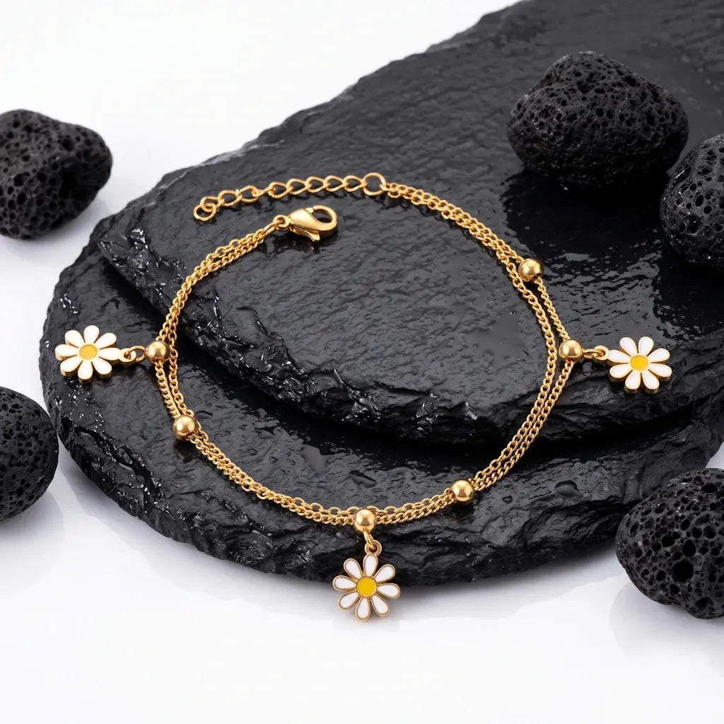CILIA DAISY – Zweireihiges Blumen Armband aus wasserfestem 316L Edelstahl präsentiert auf dunkler Schieferplatte von René Rose Jewelry