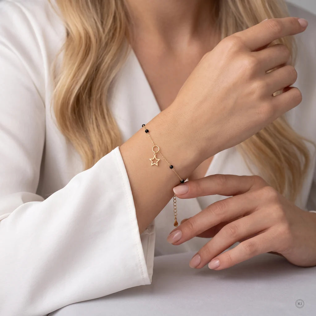 René Rose Jewelry 14K vergoldetes 925 Sterling Silber Armband mit Stern und schwarzen Spinellen am Handgelenk getragen
