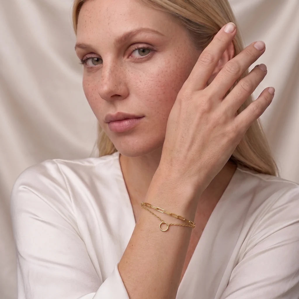 Model trägt das René Rose Jewelry AURELIA Designer-Armband aus 925 Sterling Silber mit doppelreihiger Gliederkette, Kreis-Element und 14 Karat Gelbgold-Vergoldung.