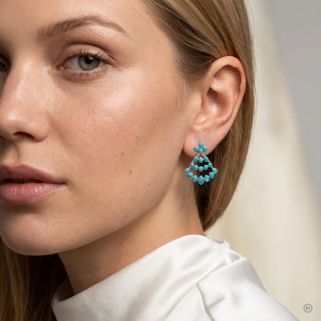 Model trägt die René Rose Jewelry AZURA Designer-Ohrstecker aus 925 Sterling Silber mit rekonstruiertem Türkis und elegantem Steckverschluss.