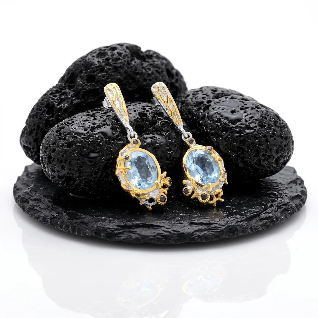 ASTRAL REEF – Lange Bicolor Statement Ohrhänger mit blauem Topas und Saphir aus 925 Sterling Silber präsentiert auf schwarzem Lavastein von René Rose Jewelry
