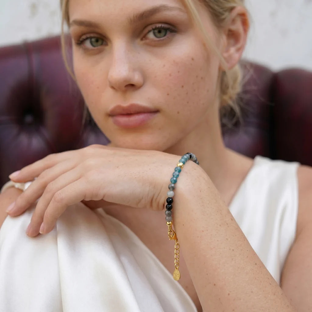 MARGRETHE MYSTIC – Elegantes goldenes Station Armband mit seltenen Natursteinen getragen am Handgelenk von René Rose Jewelry